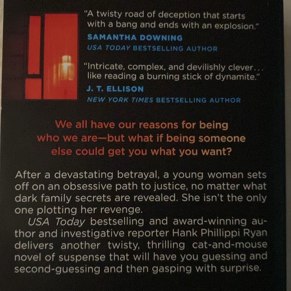 EUC Pocket Paperback book "The First to Lie” by Hank Phillippi Ryan - Picture 4 of 10